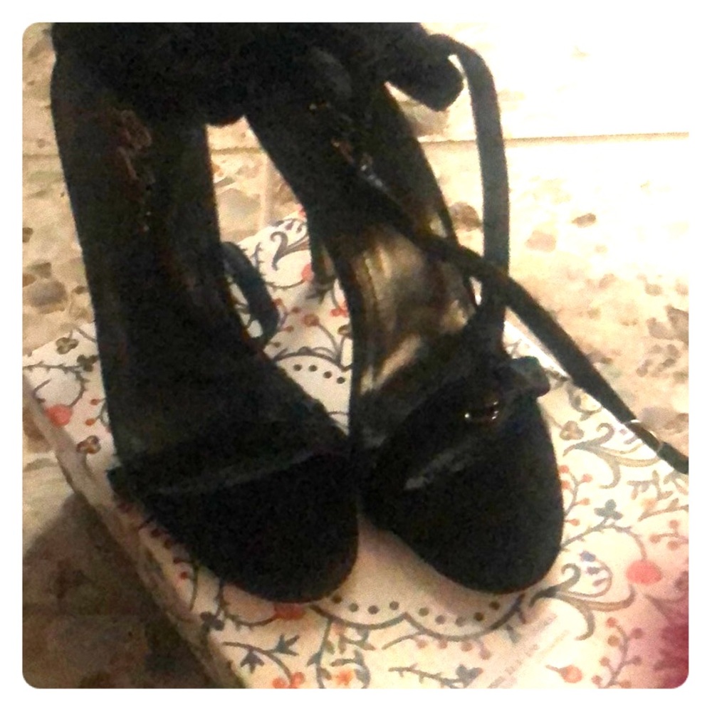 Black Heels Bai Beioi and SHEIN